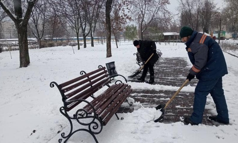 На вулиці Києва вивели більше людей і техніки для прибирання снігу