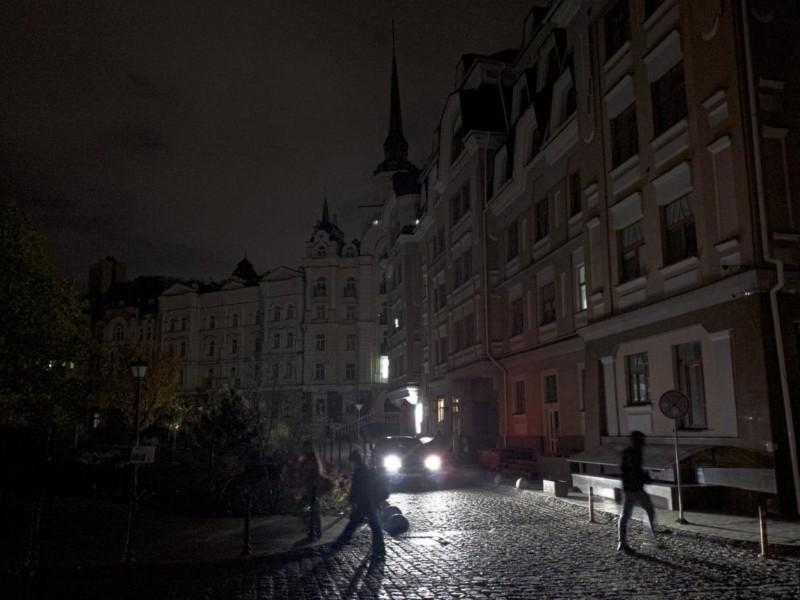 На темних вулицях Києва пішоходи вдвічі частіше потрапляють у ДТП