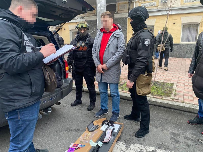 Збували заборонене через інтернет: на Київщині затримати торговців зброєю