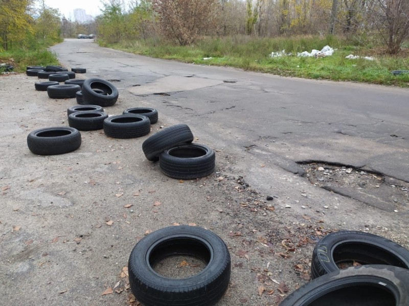 Кілька вулиць на Дарниці позбавили “прикрас” із автопокришок – фото