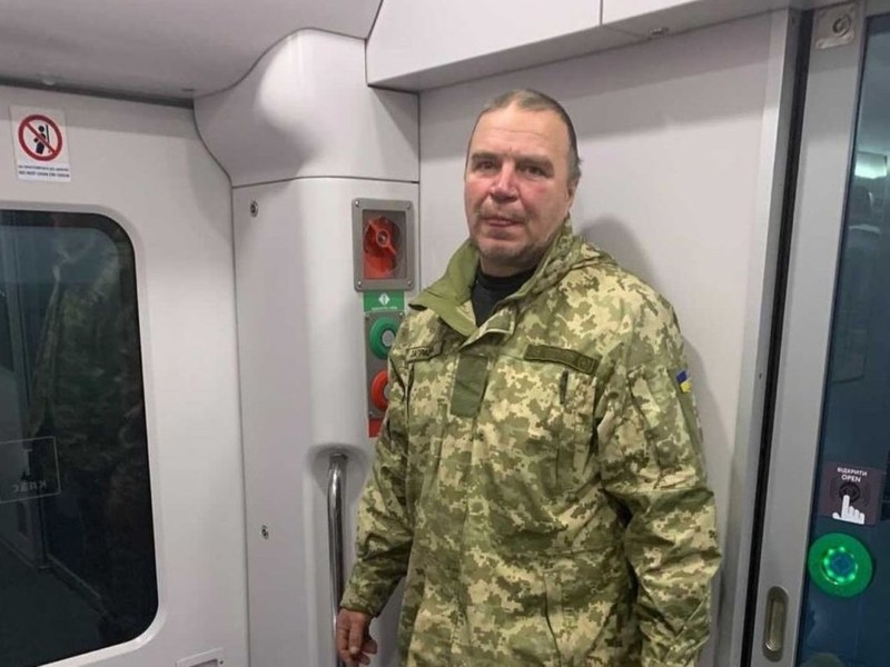 Військового, який їхав з фронту до родини в Київ, на сім годин вигнали в тамбур через скарги пасажирів на “поганий запах”