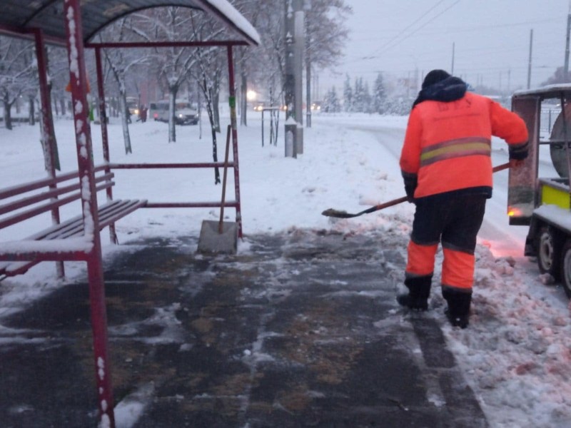 Крижаний дощ з переходом у снігопад: дороги Києва всю ніч розчищали від снігу