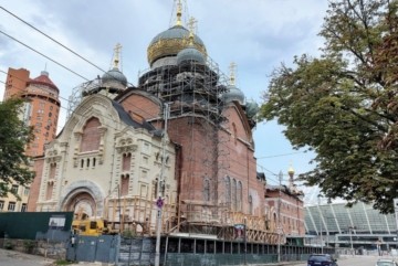 У російському стилі: через квартал від зруйнованого обстрілами будинку зводять церкву Московського патріархату