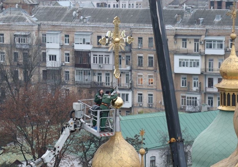 У Софії Київській встановили хрест, який зніс вітер з купола собору напередодні війни