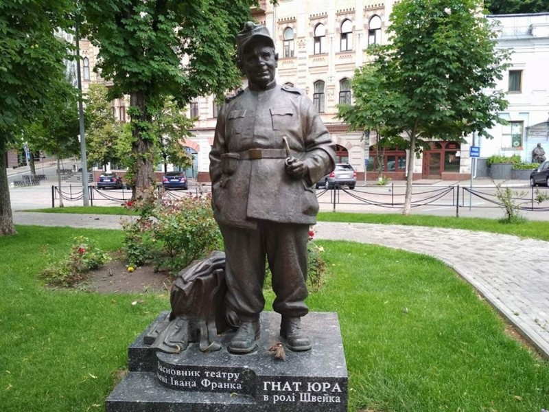 На площі Івана Франка поблизу драматичного театру знаходиться пам’ятник Гнату Юрі: що відомо