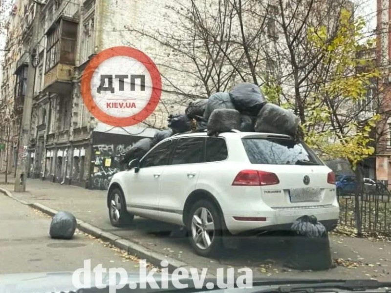 У Києві автомобіль “героя паркування” закидали мішками зі сміттям