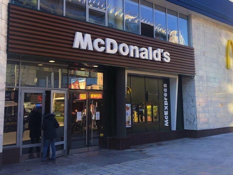 Біля метро “Лук‘янівська” відновив роботу McDonald’s