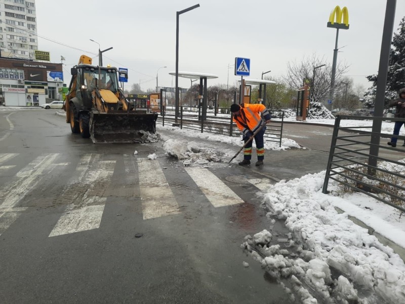 Снігопад у Києві: усі вулиці очистили, над обробкою тротуарів працюють 25 бригад комунальників