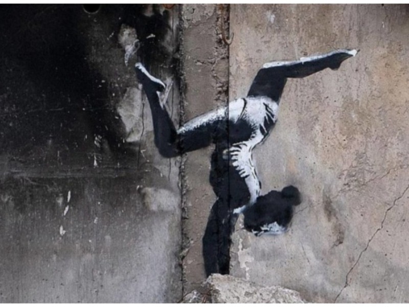 Гімнастка на руїнах: Бенксі намалював графіті у передмісті (ФОТО)