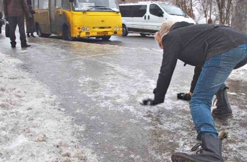 На Київщині очищають та обробляють дороги від ожеледі