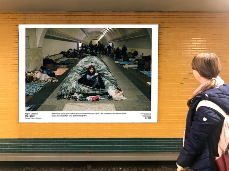 У Берліні виставили знімки, на яких відображено життя українців у метро на початку війни
