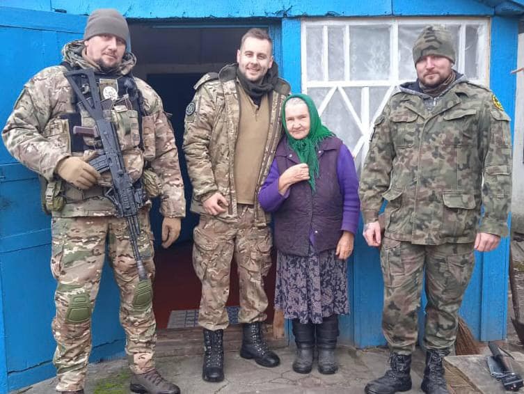 Тепер з хлібом та зубною пастою: самоселам з Чорнобильської зони передали допомогу