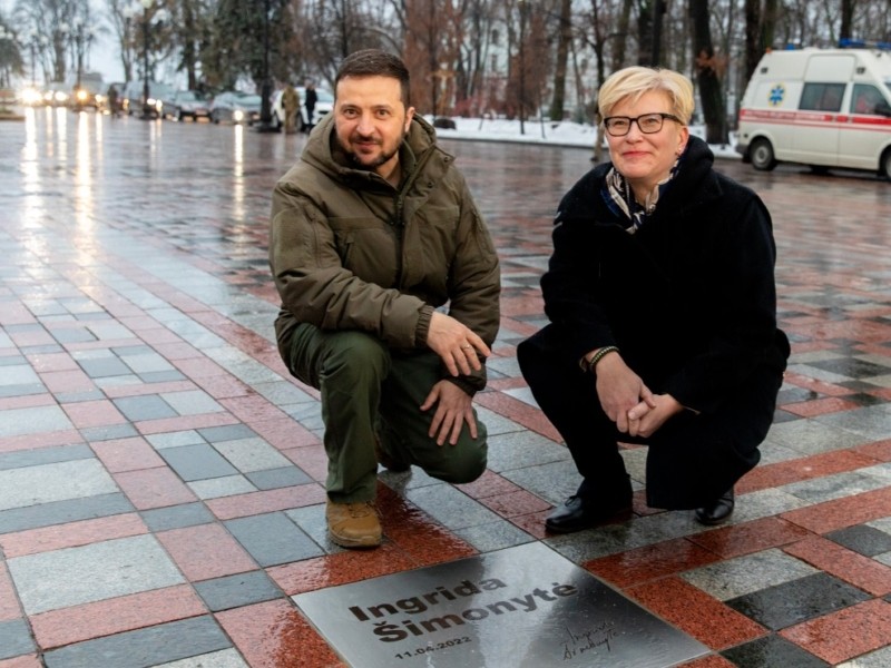 У Києві на Алеї сміливості з’явилася табличка з іменем прем’єрки Литви
