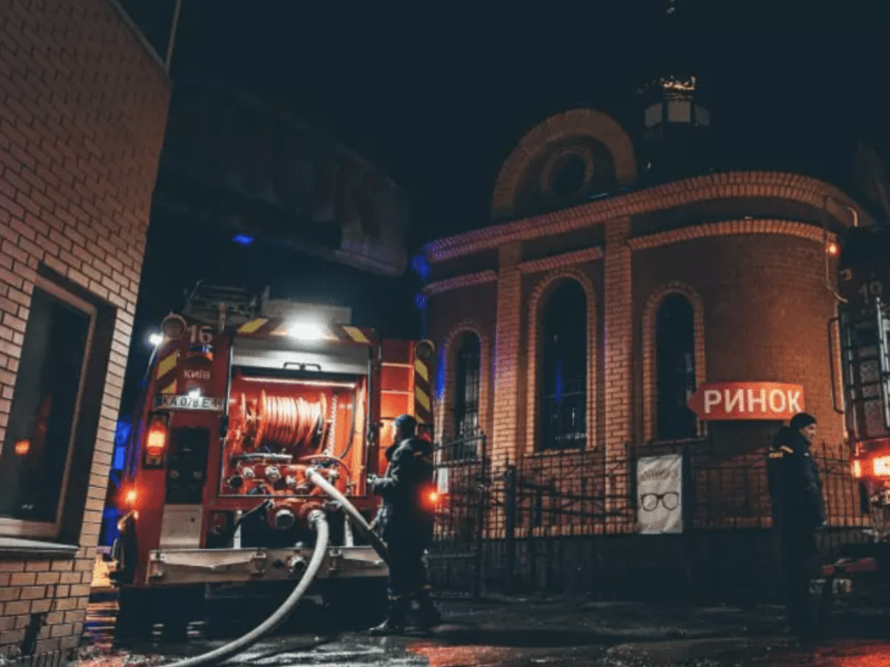 Масштабна пожежа у Києві: на Лівобережній горів ринок (ФОТО)