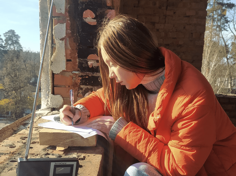 Журналістка столичного радіо писала радіодиктант на підвіконні власного зруйнованого будинку в Ірпені (ФОТО)