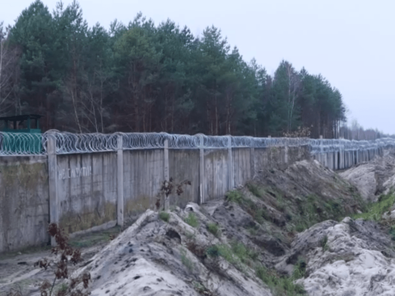 “За Ірпінь і Бучу”: в Офісі Президента показали, як будують стіну на кордоні з Білоруссю (ВІДЕО)