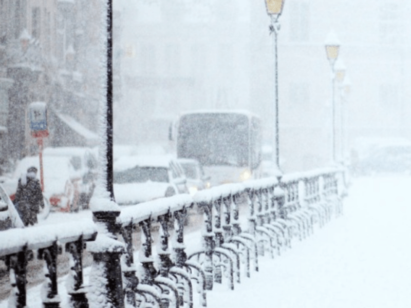 Синоптики попереджають: з ночі Київщину почне засипати снігом