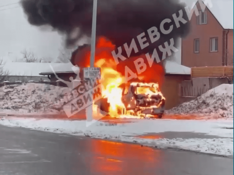 На Осокорках у Києві спалахнула автівка (ВІДЕО)