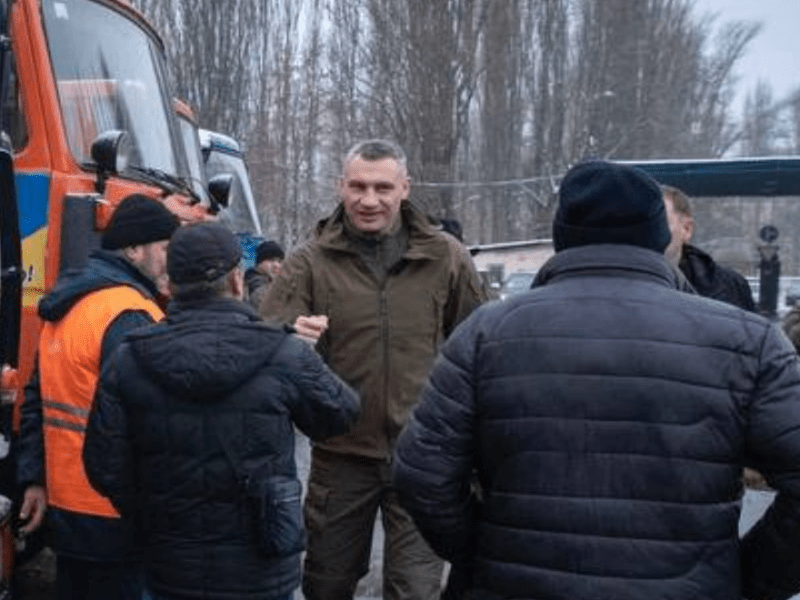 Автобуси, генератори та медичне обладнання: Київ відправив допомогу звільненому Херсону