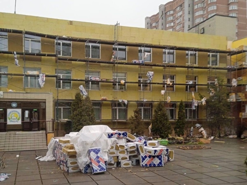 У Дарницькому районі утеплюють фасад школи