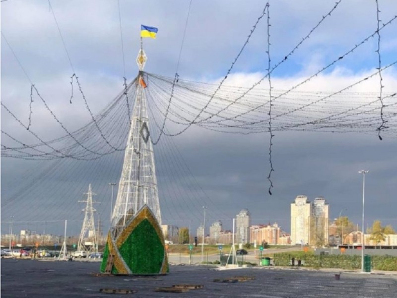 У Києві вже почали монтувати новорічні ялинки