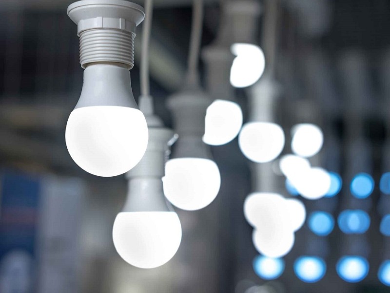 В Україні безкоштовно мінятимуть застарілі лампочки на світлодіодні: що відомо