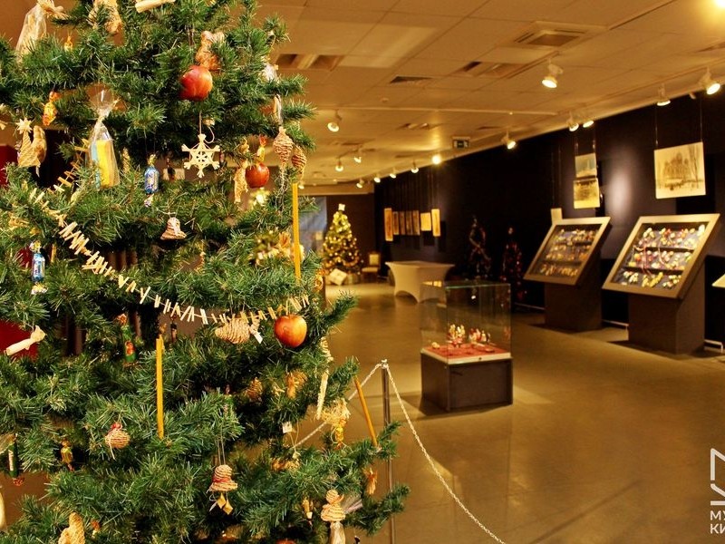 Ялинкові прикраси та новорічні раритети: у Києві відкрилась виставка “Скарби різдвяної скрині”