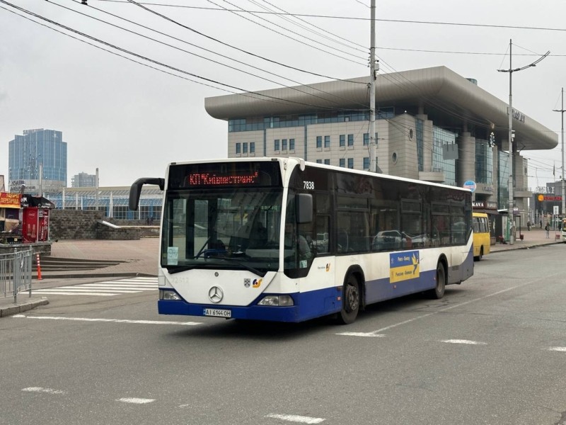 На три маршрути Києва завтра вийдуть автобуси Mercedes, отримані від німецьких міст