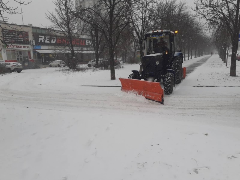 Дорожники вивели додаткову техніку для боротьби зі снігом і ожеледдю