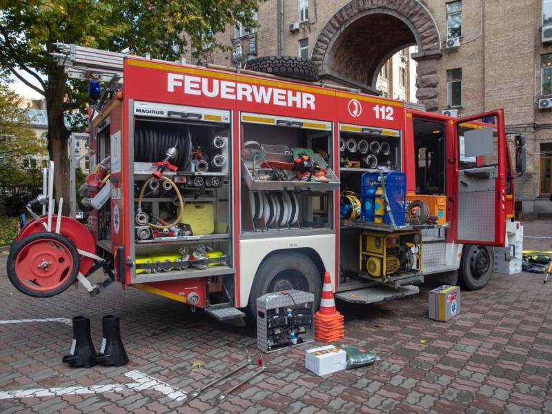 Київ поділився з Харковом пожежними машинами, які отримав від іноземних благодійників