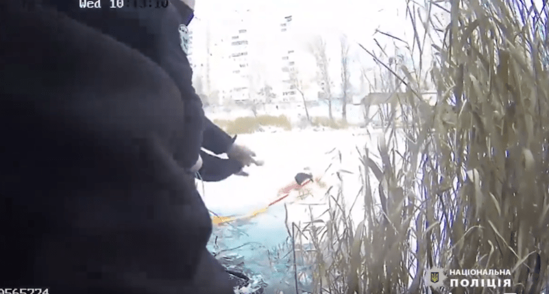 У Дарницькому районі жінка разом із собакою провалилася під лід