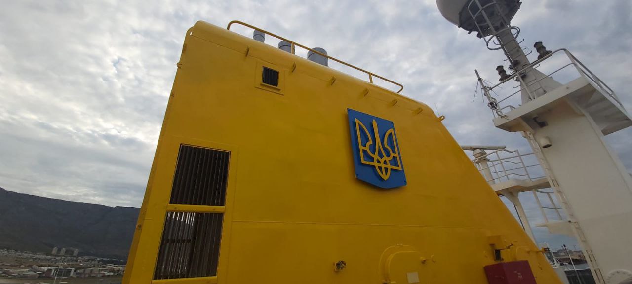 Український криголам “Ноосфера” вирушив у нову подорож до Антарктики з великим тризубом на борту
