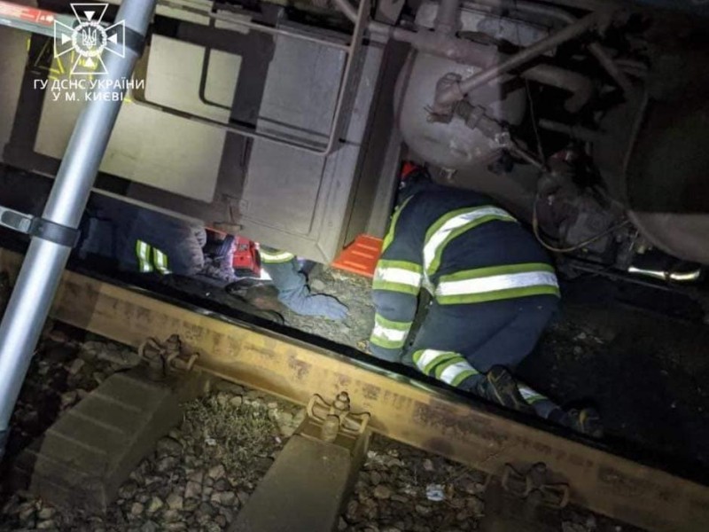 Чоловік, що попав під потяг метро, не вижив – подробиці і фото від рятувальників
