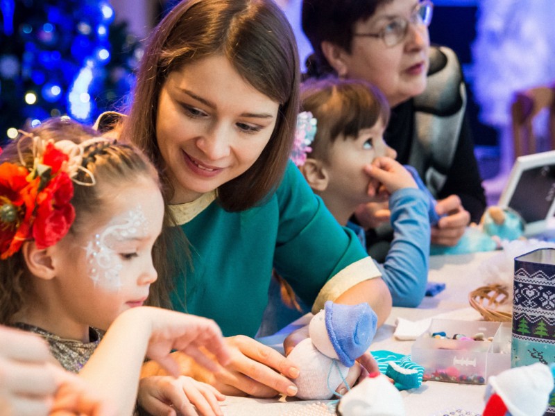 Святкові майстеркласи і розваги: на Печерську відкриють зимовий простір для дітей та молоді