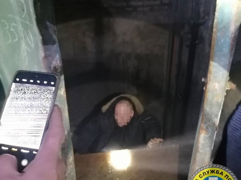 Не помітив небезпеку: на Печерську чоловік упав у шахту ліфта