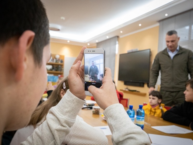 500 столичних дітей отримають планшети від іноземних благодійників
