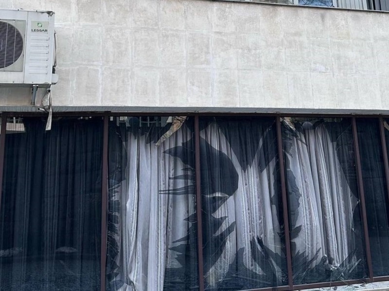 Жодного вцілілого вікна – як виглядає після обстрілів палац “Україна”