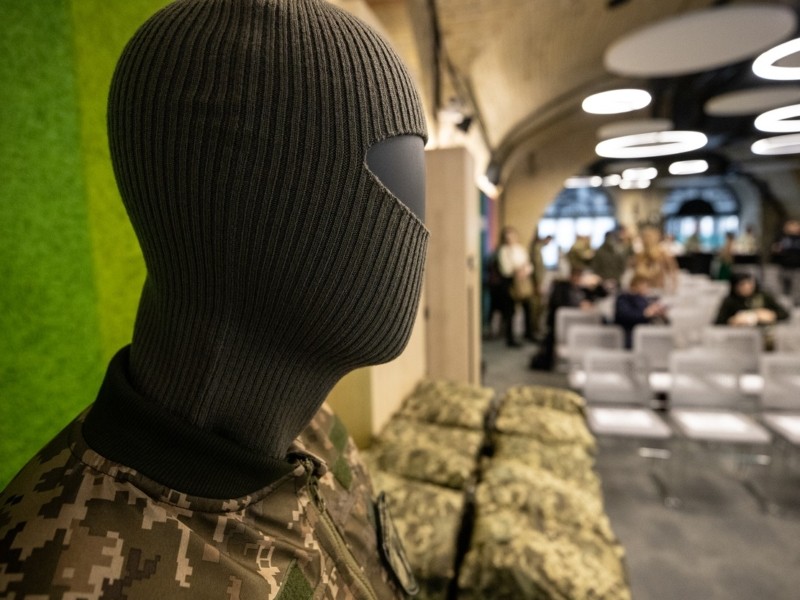 Захисниці Києва отримали військову жіночу форму від проєкту Arm Women Now