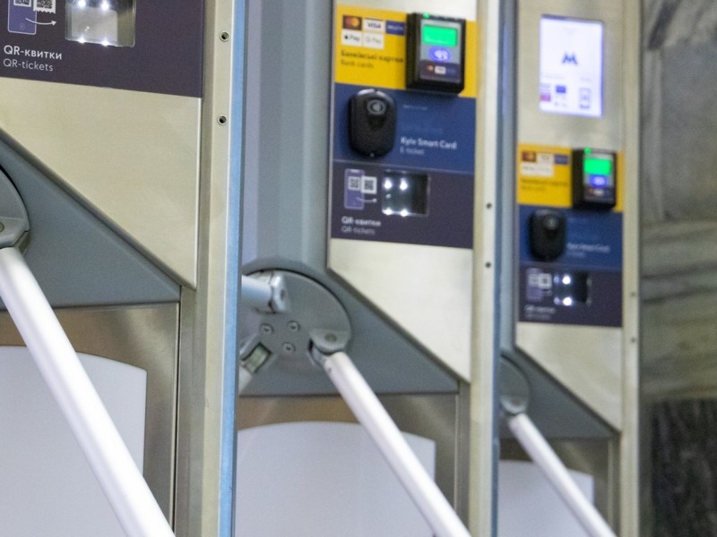 На станції метро “Палац спорту” замінять турнікети: що зміниться для пасажирів