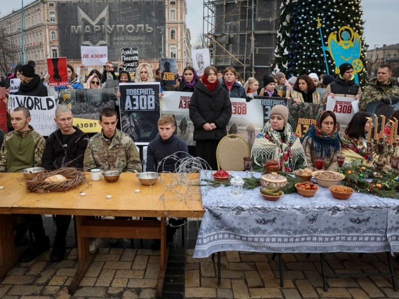 “Поверніть Азов”. Про полонених “азовців” нагадали перформансом на Софійській площі