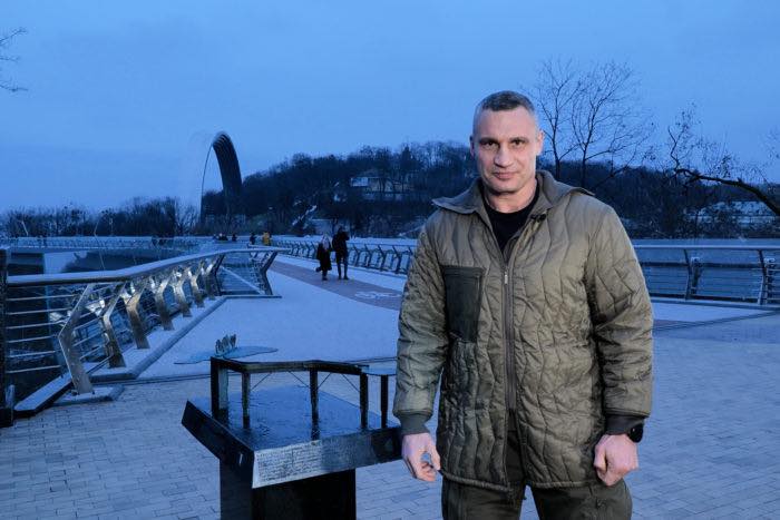2023 буде роком Перемоги України. Кличко привітав з Новим роком і Різдвом на відновленому після обстрілів скляному мосту