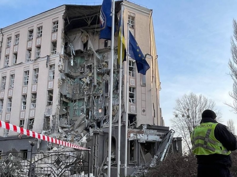Російські ракети пошкодили приватний будинок і готель у Києві – фото