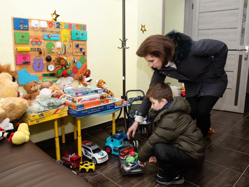 Марина Порошенко передала обладнання ще двом інклюзивним центрам Київщини, які були розграбовані окупантами