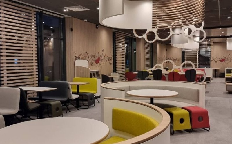 Є гірки та розсувні столи: у столиці відкрили новий двоповерховий McDonald’s