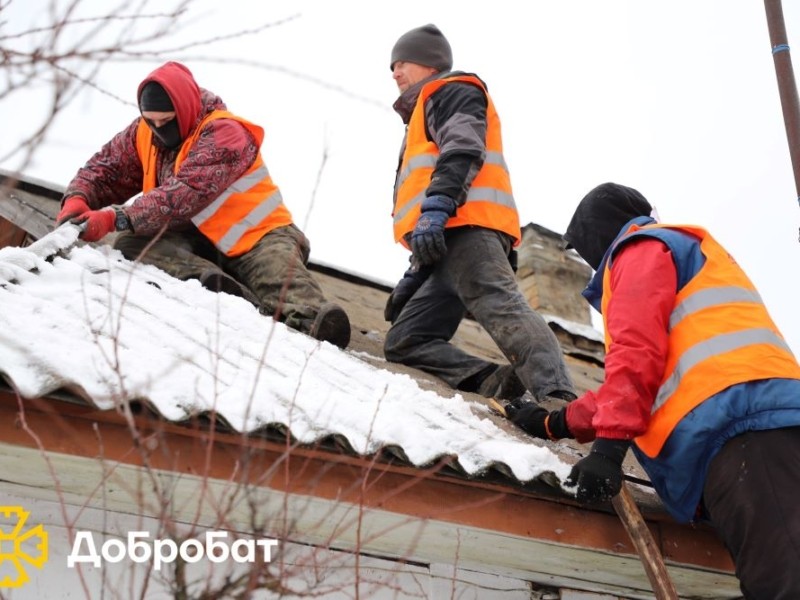 В будинку знесло дах: волонтери відремонтували дім для жінки з трьома дітьми