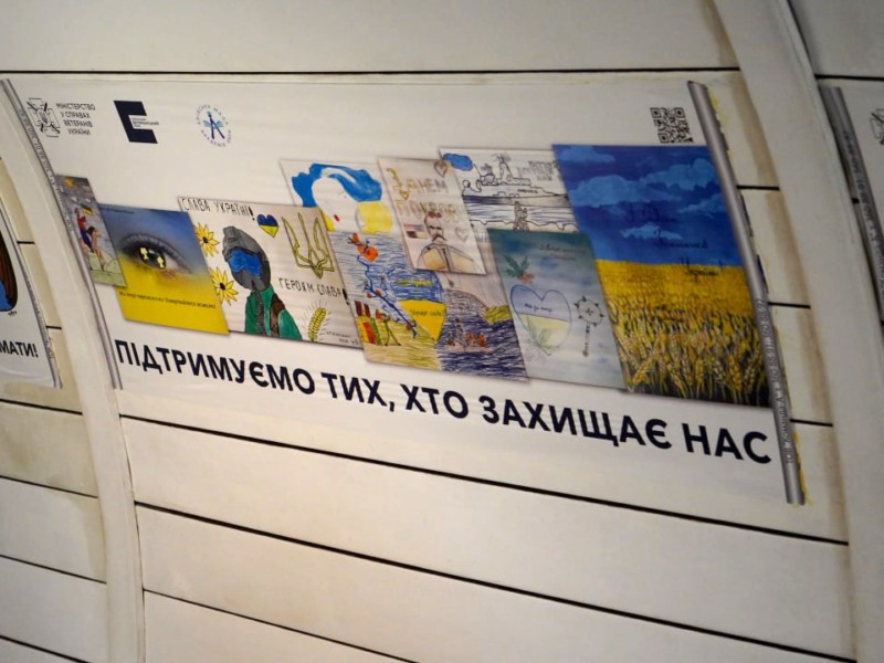 Про тих, хто з 24 лютого пішов захищати свою країну: у столичному метро з’явилися малюнки зі словами подяки