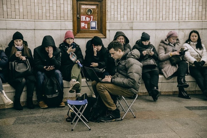 Фото дня. Кияни в підземці ховаються від обстрілів