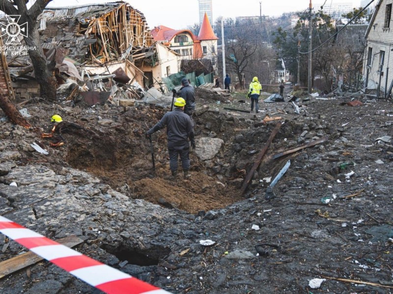 ФОТО дня: рятувальники показали наслідки ворожої атаки на Київ