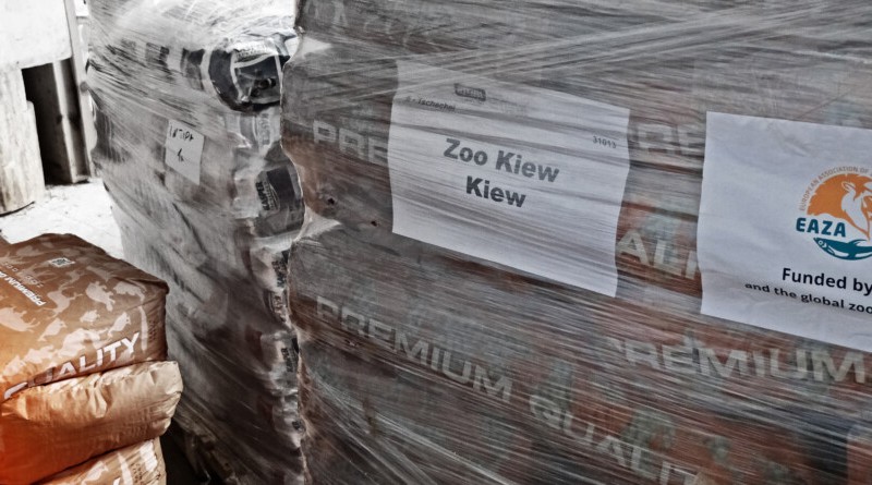 Київському зоопарку передали понад тонну корму для тварин 