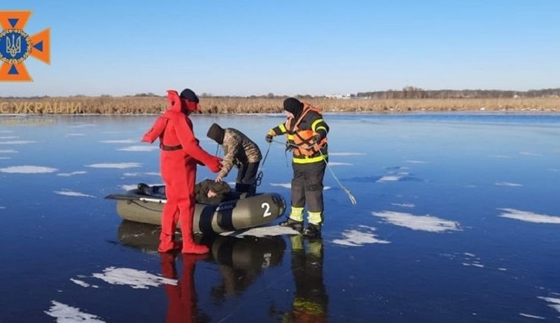 На Київщині рятувальники дістали з крижини п’яного чоловіка